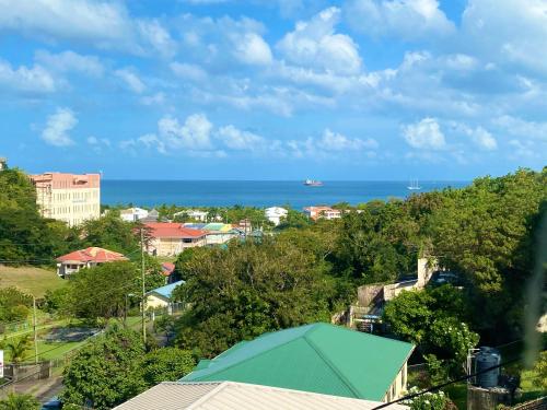 vistas al océano desde una ciudad en Cozy Studio with free parking on premises., en Grand Anse