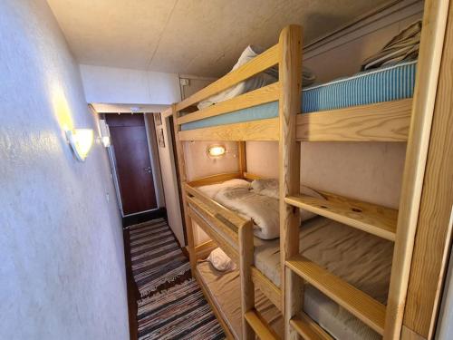 une chambre avec deux lits superposés dans une pièce dans l'établissement Appart 4/5 pers La mongie, à Bagnères-de-Bigorre