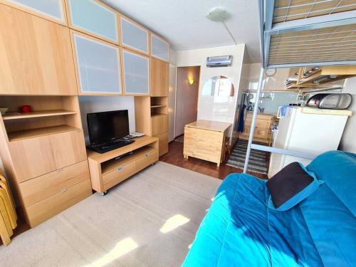 Großes Zimmer mit einem Zimmer mit einem TV und einer Küche. in der Unterkunft Appart 4/5 pers La mongie in Bagnères-de-Bigorre