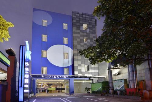 ein blaues Gebäude mit einem Schild davor in der Unterkunft Zodiak Paskal by KAGUM Hotels in Bandung