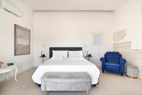 レッチェにあるTerrazza Sant'Oronzoのベッドルーム(大型ベッド1台、青い椅子付)