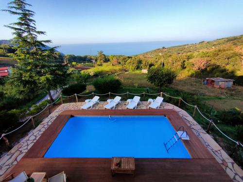Výhled na bazén z ubytování Villa Lina Casa Vacanza nebo okolí