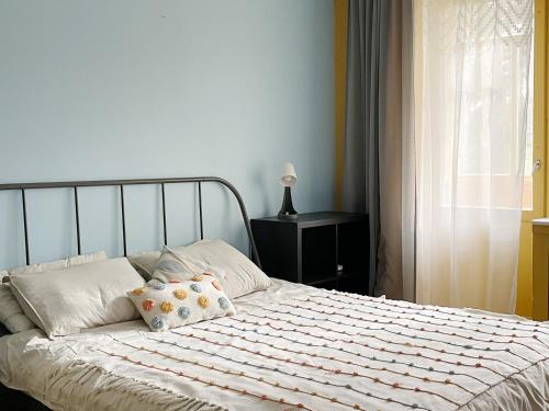 ein Bett mit zwei Kissen darauf in einem Schlafzimmer in der Unterkunft Cozy city center apartment in Visaginas