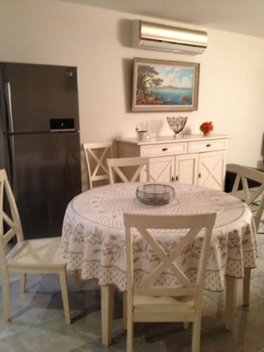 une cuisine avec une table et un réfrigérateur dans l'établissement Les locs de Marie, à Sainte-Maxime