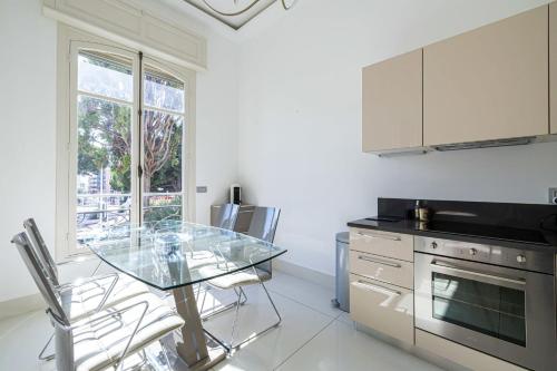 eine Küche mit einem Glastisch und einigen Stühlen in der Unterkunft Superb 68m2 flat with 80m2 terrace - 2Ch4p in Cannes