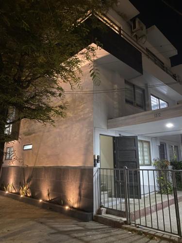 a house with a front door at night at Cómodo y Céntrico Departamento cerca del Acuario de Veracruz in Veracruz