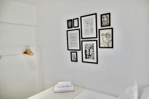 a white bathroom with framed pictures on the wall at For You Rentals Coqueto y Cómodo apartamento en Entrevías JOR64D in Madrid