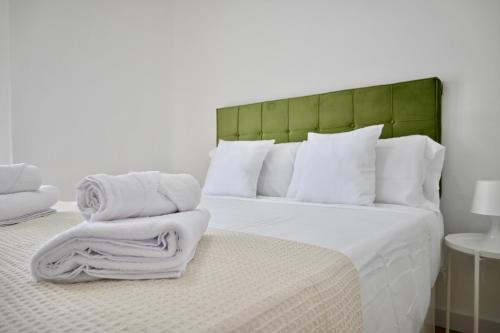 a bedroom with a bed with towels on it at For You Rentals Coqueto y Cómodo apartamento en Entrevías JOR64D in Madrid