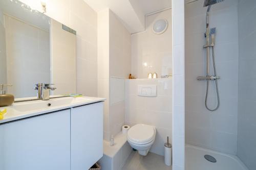 une salle de bain avec toilettes, lavabo et douche dans l'établissement Charmant studio vue mer, à Nice