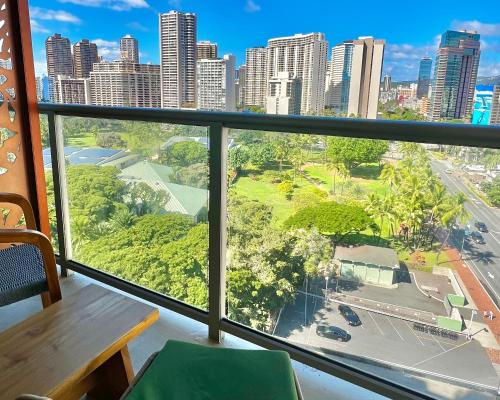 een raam met uitzicht op de skyline van de stad bij Luana Waikiki Park Views in Honolulu