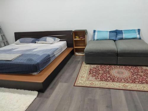 1 dormitorio con 1 cama y 1 sofá en Vista Bangi NAQ Homestay - Studio Near UKM, en Kajang