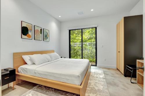 מיטה או מיטות בחדר ב-Fresco 2, Modern Design, Brand New Construction and Furniture