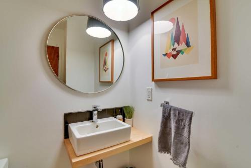 een badkamer met een wastafel en een spiegel bij Contemporary Portland Retreat with Forest Views in Portland