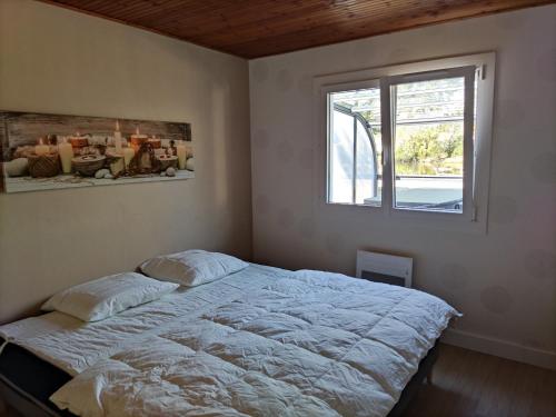 une chambre avec un lit et une fenêtre dans l'établissement Maison avec jacuzzi proche plages, à Avrillé