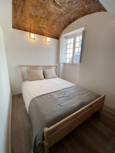 1 dormitorio con 1 cama grande en una habitación en Casa Antunes en Évora