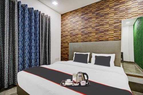een slaapkamer met een bed en een houten muur bij Super Collection O Hotel The Whistler in Bhopal
