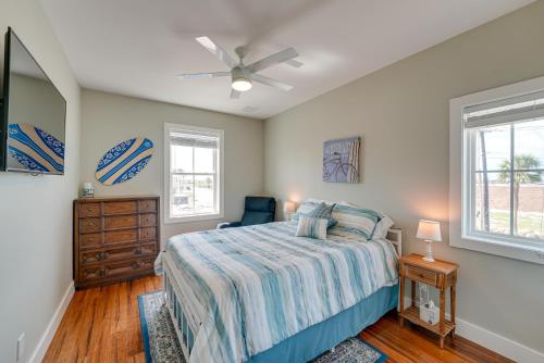 una camera con letto e ventilatore a soffitto di Bright, Modern Corpus Christi Condo 2 Mi to Beach a Padre Island