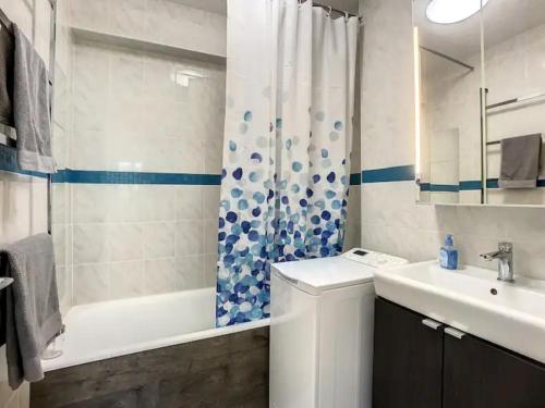 ein Badezimmer mit Waschbecken, Toilette und Dusche in der Unterkunft Appartement chic proche de Paris, parking inclus in Saint-Maur-des-Fossés