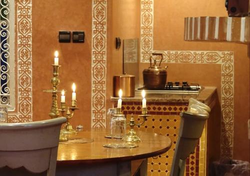 een keuken met een tafel met kaarsen en een fornuis bij Riad Ennaciri in Safi
