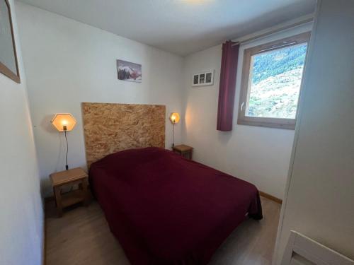 une petite chambre avec un lit et une fenêtre dans l'établissement Appart 6 pers avec piscine, skis, ascenseur à Lanslebourg - FR-1-508-93, à Lanslebourg-Mont-Cenis