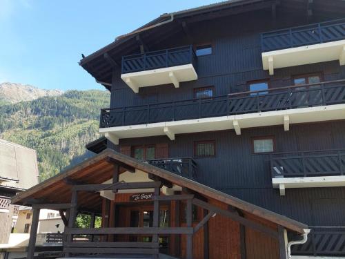 - un grand bâtiment noir avec des balcons sur le côté dans l'établissement Deux pièces calme proche centre Chamonix, garage, casier à ski, 4 pers. - FR-1-517-61, à Chamonix-Mont-Blanc
