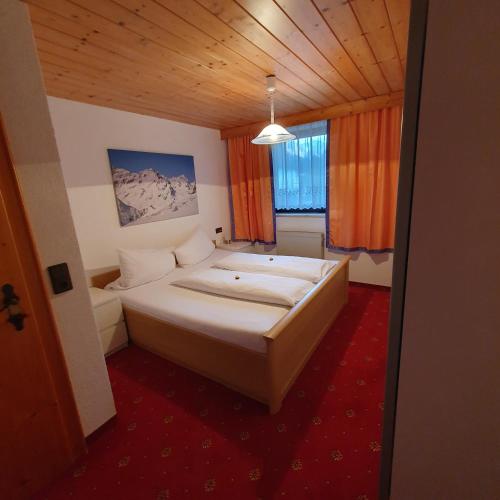 ein Schlafzimmer mit einem großen Bett in einem Zimmer in der Unterkunft Pitztal Ferienwohnungen in Sankt Leonhard im Pitztal