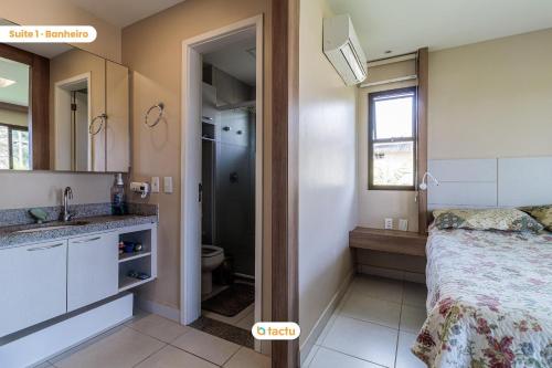 ein Badezimmer mit einem Bett, einem Waschbecken und einer Dusche in der Unterkunft Bangalô vista mar no VG Sun Cumbuco por Tactu in Paracumbuca