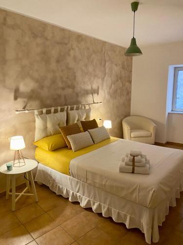 een slaapkamer met een groot bed met gele lakens bij Figurari Home Napoli-3 Deluxe in Napels