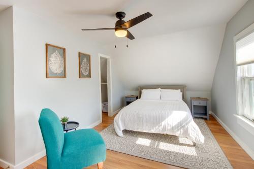 um quarto com uma cama e uma cadeira azul em Manitowoc Retreat - Steps from Lake Michigan! em Manitowoc