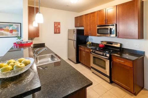 una cocina con un bol de fruta en la barra en The Loft Life 3BR in NYC! en Nueva York