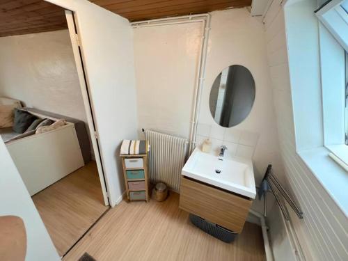 une salle de bain avec un lavabo et un miroir dans l'établissement Soft Dream- Hyper Centre Dunkerque et Proche Plage 15m, à Dunkerque