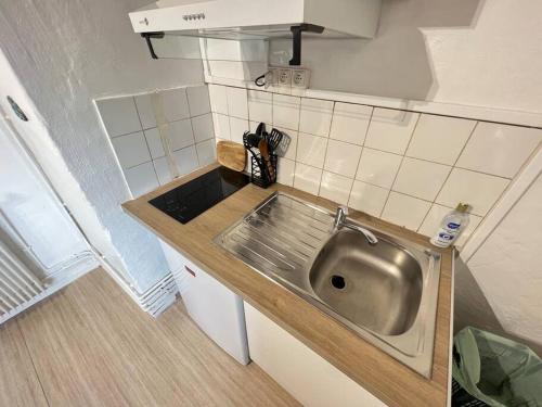 d'une cuisine avec un évier en acier inoxydable au comptoir. dans l'établissement Soft Dream- Hyper Centre Dunkerque et Proche Plage 15m, à Dunkerque