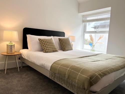 Säng eller sängar i ett rum på Spacious Home Near Seafront & Train Station 5 Bed Sleeps 10- Central Penzance