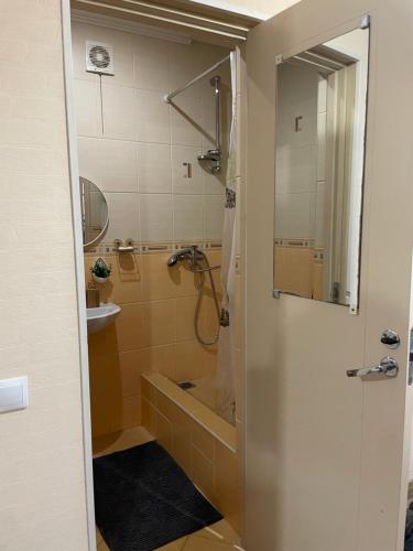 Un baño con ducha, bañera y lavabo. en Aizkraukles studio tipa dzīvoklis, en Aizkraukle