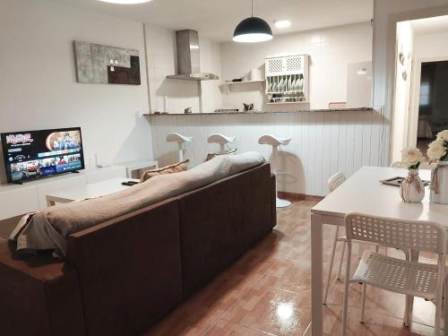 una sala de estar con un sofá y una mesa en Apartamento Urb La Tortuga I, en Tarifa