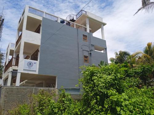 El edificio en el que está la casa de huéspedes