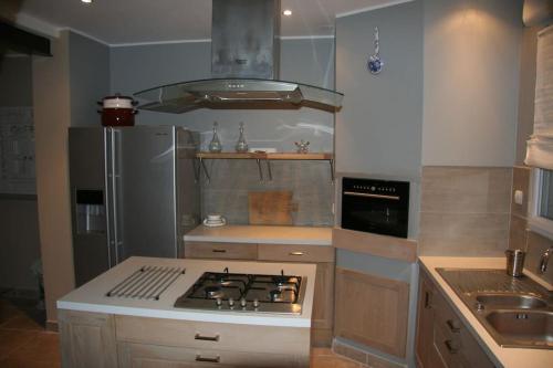 une cuisine avec une cuisinière et un réfrigérateur dans l'établissement 80m2 à 200m de la calanque de Port Miou - 2 chambres et parking, à Cassis