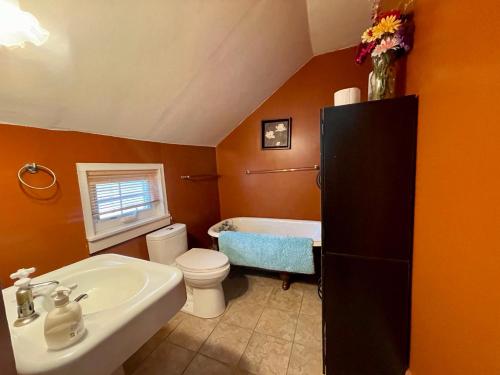 ein Badezimmer mit einem Waschbecken, einem WC und einer Badewanne in der Unterkunft Niagara Vacation Homes Canada in Niagara Falls