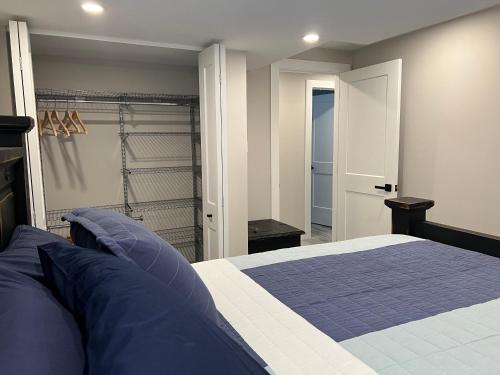 um quarto com uma cama e um closet em The Croft House - 2 Bedroom 1 Bathroom Suite em Burlington