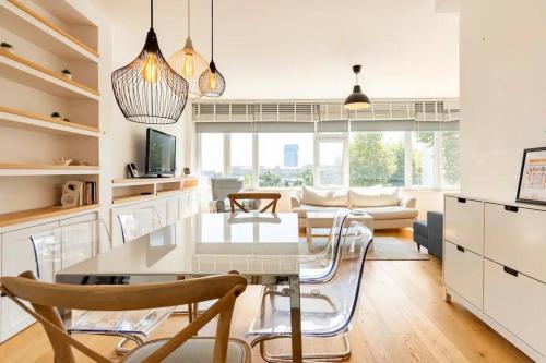 uma cozinha e sala de estar com mesa e cadeiras em 4 Bedroom Spacious Apartment in Nisantasi em Istambul