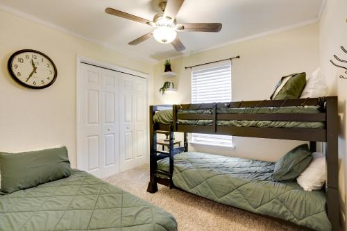 1 dormitorio con 2 literas y reloj en Pet Friendly Casa Nueve St Augustine Home!, en St. Augustine