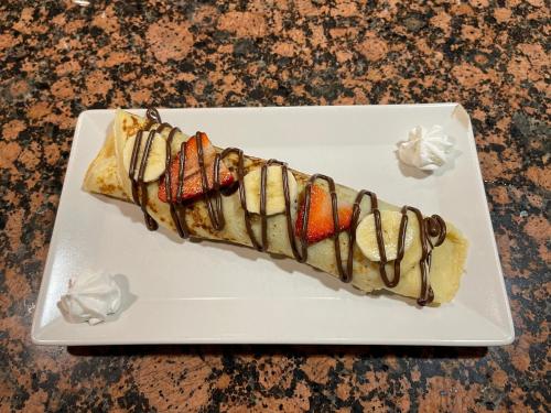 un postre en un plato blanco en una mesa en Hotel Elena, en Veliko Tŭrnovo