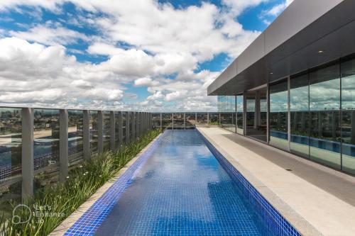 een zwembad op het dak van een gebouw bij Excelente Studio Completo Centro Curitiba - Ar Condicionado - 7th Avenue in Curitiba