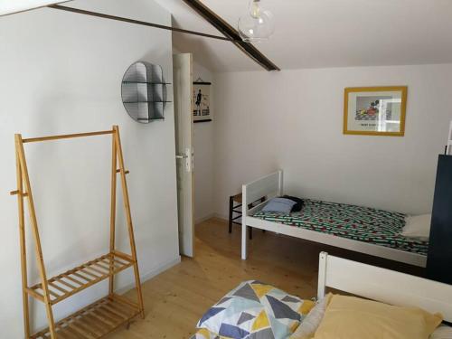 Cet appartement comprend une chambre avec un lit et une échelle. dans l'établissement Charmante maison dans joli village, à Vouhé