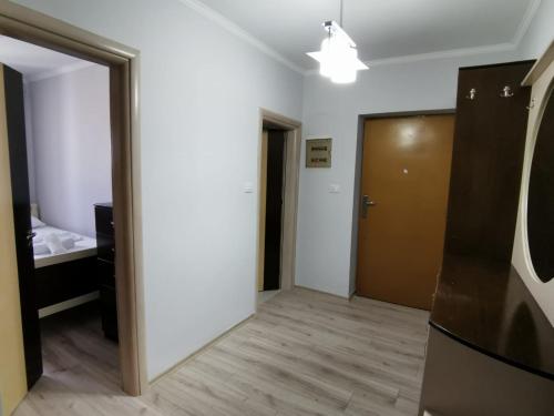 uma sala com uma porta que leva a um quarto em Relaxing Getaway em Gjirokastër