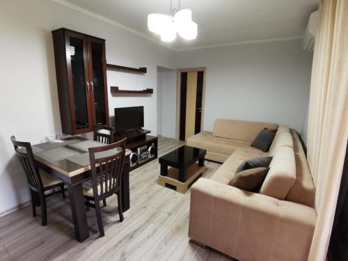 uma sala de estar com um sofá e uma mesa em Relaxing Getaway em Gjirokastër