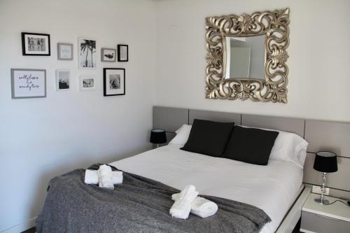 um quarto com uma cama com um espelho na parede em PATACONA PREMIUM PENTHOUSE Sea views & Barbecue em Valência