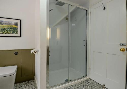 uma cabina de duche em vidro numa casa de banho com WC em Gardeners Cottage - Nowton Park em Rushbrooke