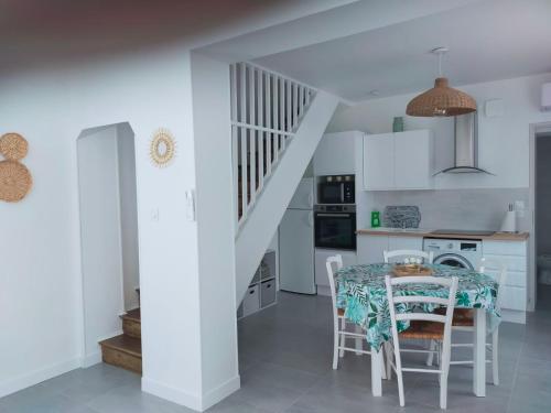 une cuisine et une salle à manger avec une table et un escalier dans l'établissement Charmante maison entièrement rénovée cœur de ville, à Blois