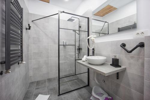 un bagno con lavandino e doccia di The Bear's Den in old city centre a Braşov